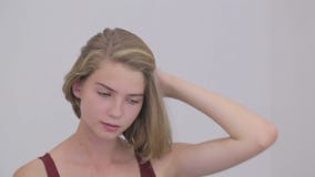 Retrato de la muchacha bastante adolescente sin maquillaje almacen de metraje de vídeo Retrato de la muchacha bastante adolescente sin maquillaje almacen de metraje de vídeo