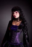 Retrato de la muchacha gótica hermosa que lleva el traje de Halloween fotografía de archivo libre de regalías Retrato de la muchacha gótica hermosa que lleva el traje de Halloween fotografía de archivo libre de regalías