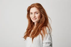 Retrato de la muchacha hermosa feliz alegre con el pelo astuto que sonríe mirando la cámara sobre el fondo blanco fotografía de archivo libre de regalías Retrato de la muchacha hermosa feliz alegre con el pelo astuto que sonríe mirando la cámara sobre el fondo blanco fotografía de archivo libre de regalías