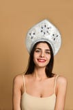 Retrato de la muchacha seria hermosa joven en vestido desnudo y el kokoshnik tradicional ruso del sombrero, mirando la cámara foto de archivo Retrato de la muchacha seria hermosa joven en vestido desnudo y el kokoshnik tradicional ruso del sombrero, mirando la cámara foto de archivo