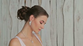 Retrato de la mujer bonita, sensual con maquillaje hermoso y del peinado elegante almacen de metraje de vídeo Retrato de la mujer bonita, sensual con maquillaje hermoso y del peinado elegante almacen de metraje de vídeo