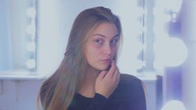 Retrato de la mujer bonita sin maquillaje almacen de video Retrato de la mujer bonita sin maquillaje almacen de video