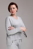 Retrato de la mujer hermosa en ropa ligera con los vidrios a disposición aislados en fondo ligero imagen de archivo Retrato de la mujer hermosa en ropa ligera con los vidrios a disposición aislados en fondo ligero imagen de archivo