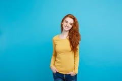 Retrato de la mujer hermosa joven del jengibre con las pecas cheerfuly que sonríe mirando la cámara Aislado en azul en colores pa imagenes de archivo Retrato de la mujer hermosa joven del jengibre con las pecas cheerfuly que sonríe mirando la cámara Aislado en azul en colores pa imagenes de archivo