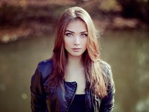 Retrato de la mujer hermosa joven en la chaqueta de cuero fotografía de archivo libre de regalías Retrato de la mujer hermosa joven en la chaqueta de cuero fotografía de archivo libre de regalías