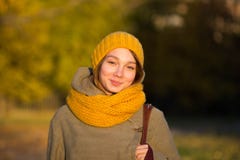 Retrato de la mujer joven imágenes de archivo libres de regalías Retrato de la mujer joven imágenes de archivo libres de regalías