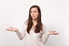 Retrato de la mujer joven descontenta en cuestión desconcertada en la ropa ligera que separa las manos aisladas en la pared blanc fotos de archivo libres de regalías Retrato de la mujer joven descontenta en cuestión desconcertada en la ropa ligera que separa las manos aisladas en la pared blanc fotos de archivo libres de regalías