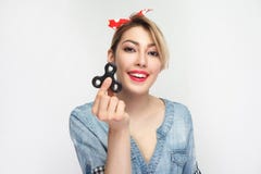Retrato de la mujer joven feliz hermosa en camisa azul casual del dril de algodón con maquillaje y la situación roja de la venda fotografía de archivo libre de regalías Retrato de la mujer joven feliz hermosa en camisa azul casual del dril de algodón con maquillaje y la situación roja de la venda fotografía de archivo libre de regalías