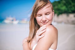 Retrato de la mujer larga rubia hermosa del pelo Arena blanca, cielo nublado azul y mar del cristal de la playa tropical fotografía de archivo libre de regalías Retrato de la mujer larga rubia hermosa del pelo Arena blanca, cielo nublado azul y mar del cristal de la playa tropical fotografía de archivo libre de regalías