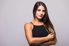 Retrato de la mujer morena hermosa en vestido negro en fondo gris fotografía de archivo Retrato de la mujer morena hermosa en vestido negro en fondo gris fotografía de archivo