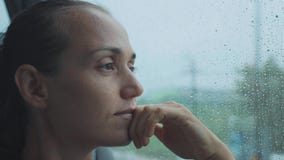 Retrato de la mujer triste joven que mira hacia fuera la ventana mojada, mientras que viaja en autobús almacen de metraje de vídeo Retrato de la mujer triste joven que mira hacia fuera la ventana mojada, mientras que viaja en autobús almacen de metraje de vídeo