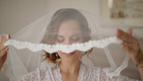 Retrato de la novia joven con velo almacen de metraje de vídeo Retrato de la novia joven con velo almacen de metraje de vídeo