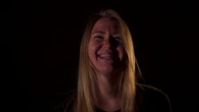 Retrato de la sonrisa y de la risa de la muchacha o de la mujer rubia hermosa en fondo negro en camiseta negra metrajes Retrato de la sonrisa y de la risa de la muchacha o de la mujer rubia hermosa en fondo negro en camiseta negra metrajes