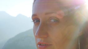 Retrato de los sunlights derechos del againt de la mujer hermosa almacen de video Retrato de los sunlights derechos del againt de la mujer hermosa almacen de video