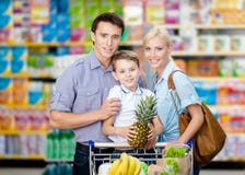 Retrato de medio cuerpo de la familia en el mercado imagenes de archivo Retrato de medio cuerpo de la familia en el mercado imagenes de archivo