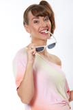 Retrato de moda de una morenita en gafas de sol, aislado en el fondo blanco fotografía de archivo Retrato de moda de una morenita en gafas de sol, aislado en el fondo blanco fotografía de archivo