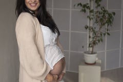 Retrato de mujeres embarazadas hermosas antes de la entrega en blanco fotos de archivo Retrato de mujeres embarazadas hermosas antes de la entrega en blanco fotos de archivo