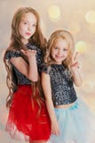 Retrato de niñas con el peinado rizado que se coloca en la celebración de días festivos en vestido con las lentejuelas Celebració imagen de archivo Retrato de niñas con el peinado rizado que se coloca en la celebración de días festivos en vestido con las lentejuelas Celebració imagen de archivo