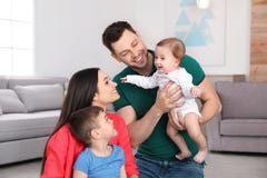 Retrato de pais felizes e de suas crian?as bonitos Tempo da fam?lia imagens de stock Retrato de pais felizes e de suas crian?as bonitos Tempo da fam?lia imagens de stock