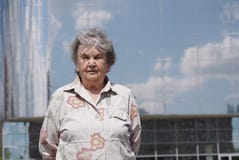 Retrato de 80s envejecido mujer mayor seria al aire libre Imagen de archivo libre de regalías Retrato de 80s envejecido mujer mayor seria al aire libre Imagen de archivo libre de regalías