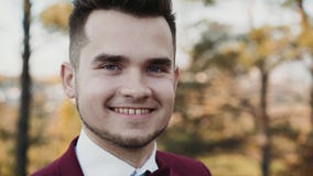 Retrato de sorrisos felizes seguros do homem na câmera video estoque Retrato de sorrisos felizes seguros do homem na câmera video estoque