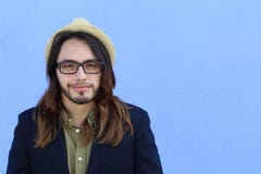 Retrato de um homem farpado em um terno e em um chapéu que esteja levantando sobre o fundo azul com espaço da cópia Fotografia de Stock Royalty Free Retrato de um homem farpado em um terno e em um chapéu que esteja levantando sobre o fundo azul com espaço da cópia Fotografia de Stock Royalty Free