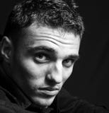 Retrato de um homem masculino considerável foto de stock Retrato de um homem masculino considerável foto de stock
