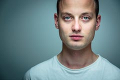 Retrato de um homem novo considerável imagem de stock Retrato de um homem novo considerável imagem de stock