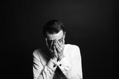Retrato de um homem novo em uma camisa branca, mãos na cabeça fotos de stock Retrato de um homem novo em uma camisa branca, mãos na cabeça fotos de stock
