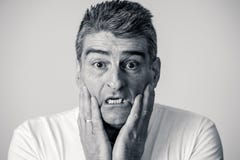 Retrato de um homem de 40s 50s em choque com uma expressão assustado em sua cara que faz gestos amedrontados em sentimentos human imagem de stock Retrato de um homem de 40s 50s em choque com uma expressão assustado em sua cara que faz gestos amedrontados em sentimentos human imagem de stock