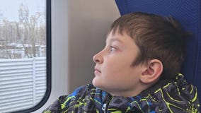 Retrato de um menino preteen triste, deprimido e apático só que monta em um trem, ele que escapa da casa video estoque Retrato de um menino preteen triste, deprimido e apático só que monta em um trem, ele que escapa da casa video estoque