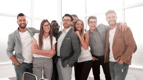 Retrato de uma equipe profissional do negócio que está em um escritório moderno fotos de stock Retrato de uma equipe profissional do negócio que está em um escritório moderno fotos de stock