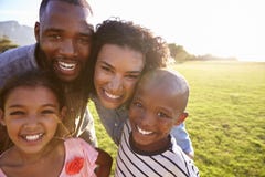 Retrato de uma família preta de sorriso fora, perto acima fotografia de stock Retrato de uma família preta de sorriso fora, perto acima fotografia de stock