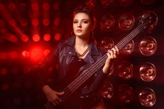 Retrato de uma jovem mulher bonita com uma guitarra elétrica imagens de stock royalty free Retrato de uma jovem mulher bonita com uma guitarra elétrica imagens de stock royalty free