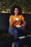 Retrato de uma jovem mulher que senta-se no café com smartphone imagens de stock Retrato de uma jovem mulher que senta-se no café com smartphone imagens de stock