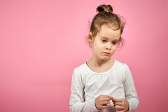 Retrato de uma menina bonito na saia do tule em um fundo cor-de-rosa fotografia de stock Retrato de uma menina bonito na saia do tule em um fundo cor-de-rosa fotografia de stock