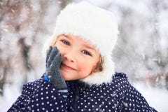 Retrato de uma menina bonito no parque nevado fotografia de stock royalty free Retrato de uma menina bonito no parque nevado fotografia de stock royalty free