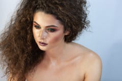 Retrato de uma menina em um fundo com composição fotos de stock Retrato de uma menina em um fundo com composição fotos de stock