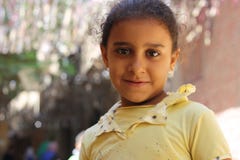 Retrato de uma menina feliz na rua em giza, Egipto imagens de stock Retrato de uma menina feliz na rua em giza, Egipto imagens de stock