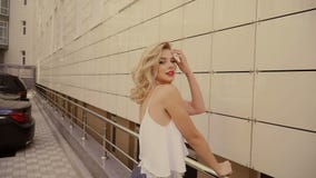 Retrato de uma menina feliz de sorriso 'sexy' bonita com os bordos completos grandes com cabelo louro vídeos de arquivo Retrato de uma menina feliz de sorriso 'sexy' bonita com os bordos completos grandes com cabelo louro vídeos de arquivo