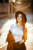 Retrato de uma menina no nascer do sol fotografia de stock royalty free Retrato de uma menina no nascer do sol fotografia de stock royalty free