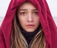 Retrato de uma moça bonita com olhos grandes com um humor triste, tristeza em sua cara com o lenço do krestnym na cabeça foto de stock Retrato de uma moça bonita com olhos grandes com um humor triste, tristeza em sua cara com o lenço do krestnym na cabeça foto de stock