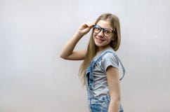 Retrato de uma mo?a bonita de sorriso com vidros Crian?a esperta nerdy imagem de stock royalty free Retrato de uma mo?a bonita de sorriso com vidros Crian?a esperta nerdy imagem de stock royalty free