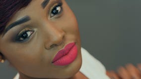 Retrato de uma mulher africana nova bonita vídeos de arquivo Retrato de uma mulher africana nova bonita vídeos de arquivo