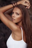 Retrato de uma mulher bonita com o bronzeado na praia imagens de stock royalty free Retrato de uma mulher bonita com o bronzeado na praia imagens de stock royalty free