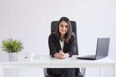 Retrato de uma mulher de negócios bonita nova que trabalha no offic imagem de stock royalty free Retrato de uma mulher de negócios bonita nova que trabalha no offic imagem de stock royalty free