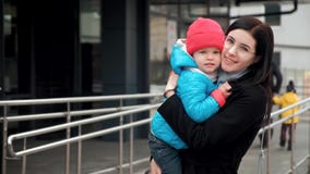 Retrato de uma mãe nova com um bebê em seus braços video estoque Retrato de uma mãe nova com um bebê em seus braços video estoque