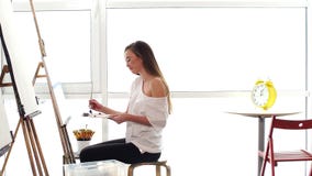 Retrato de un artista agradable con una paleta en manos en el estudio del arte metrajes Retrato de un artista agradable con una paleta en manos en el estudio del arte metrajes
