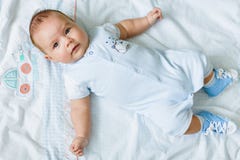 Retrato de un bebé bastante pequeño, mintiendo en una manta ligera fotografía de archivo libre de regalías Retrato de un bebé bastante pequeño, mintiendo en una manta ligera fotografía de archivo libre de regalías