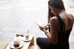 Retrato de un estudiante que usa la almohadilla táctil mientras que se sienta en cafetería al aire libre fotografía de archivo Retrato de un estudiante que usa la almohadilla táctil mientras que se sienta en cafetería al aire libre fotografía de archivo